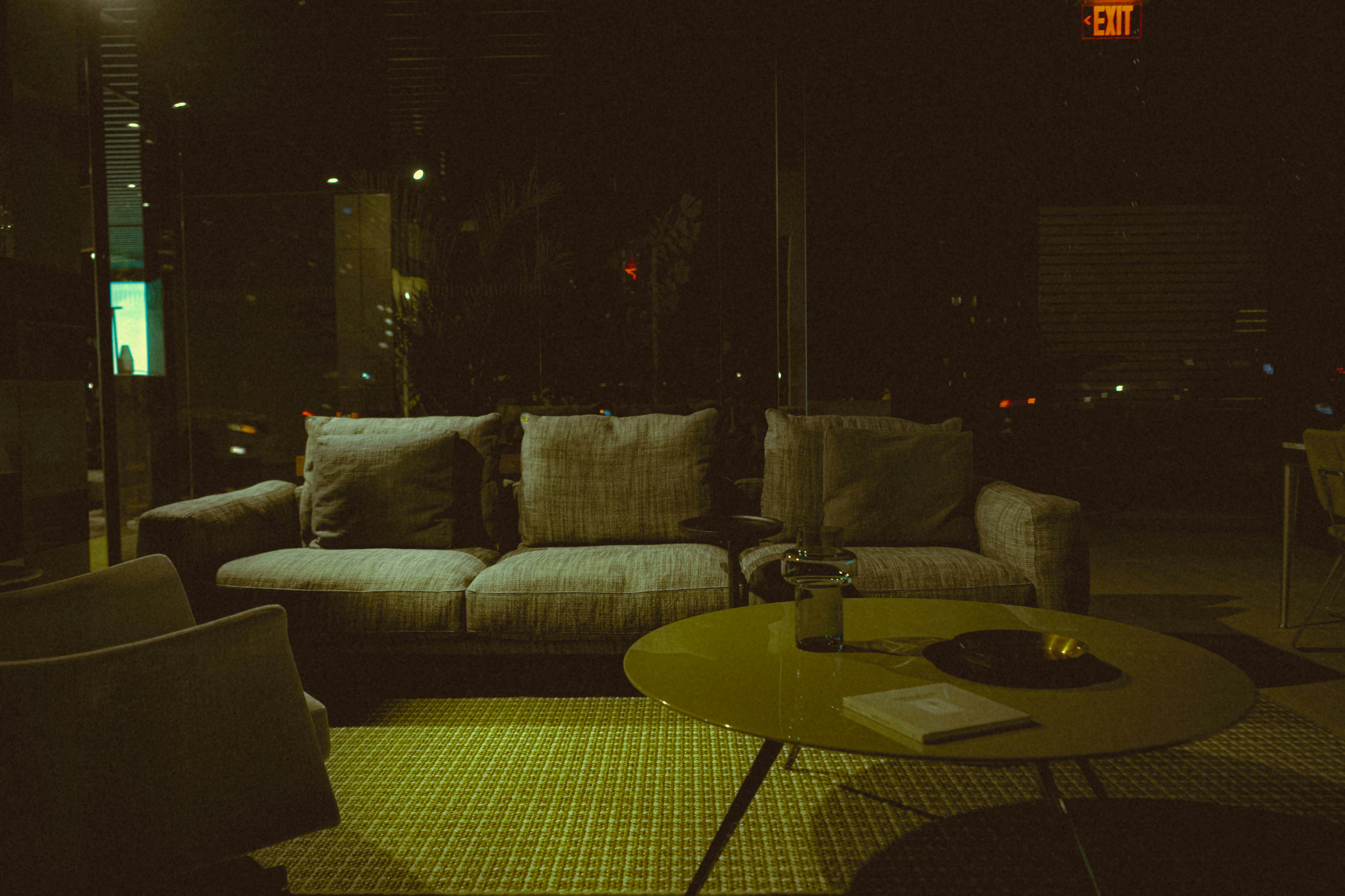 Área lounge de BeerHouse con cómodos asientos y ambiente relajado